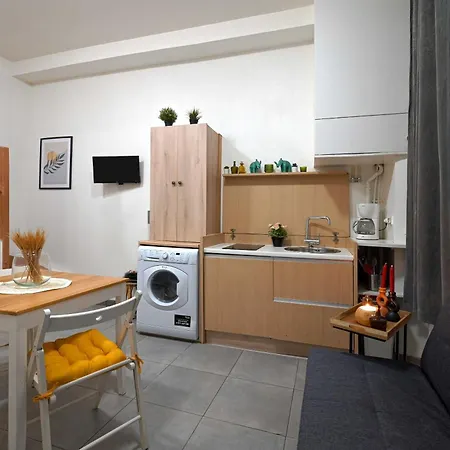 Small Studio For 3 In The Marais