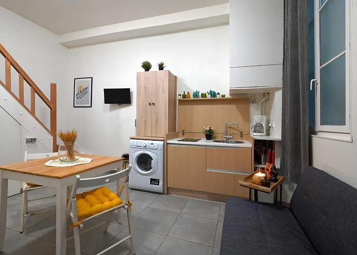 Small Studio For 3 In The Marais